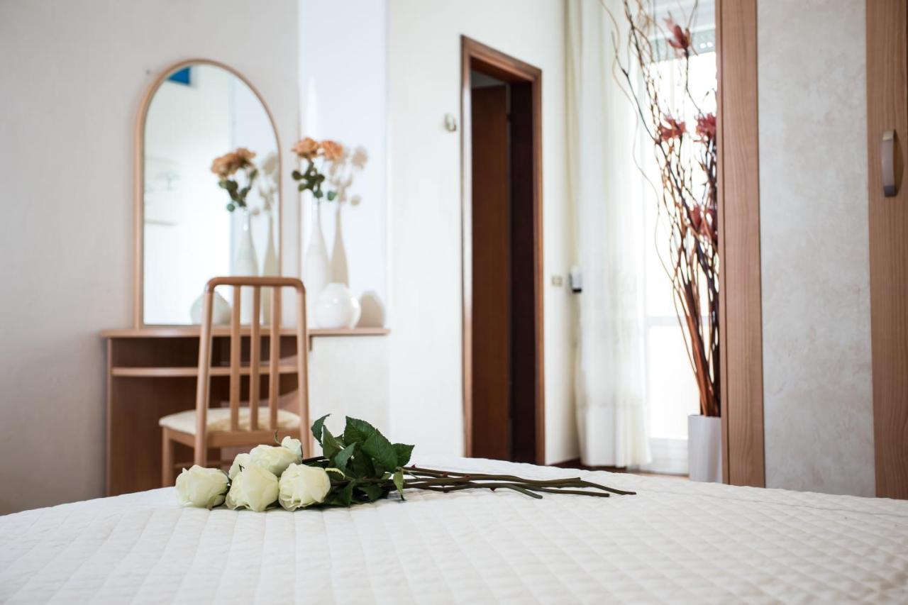 Hotel Continental Гаттео-а-Маре Экстерьер фото